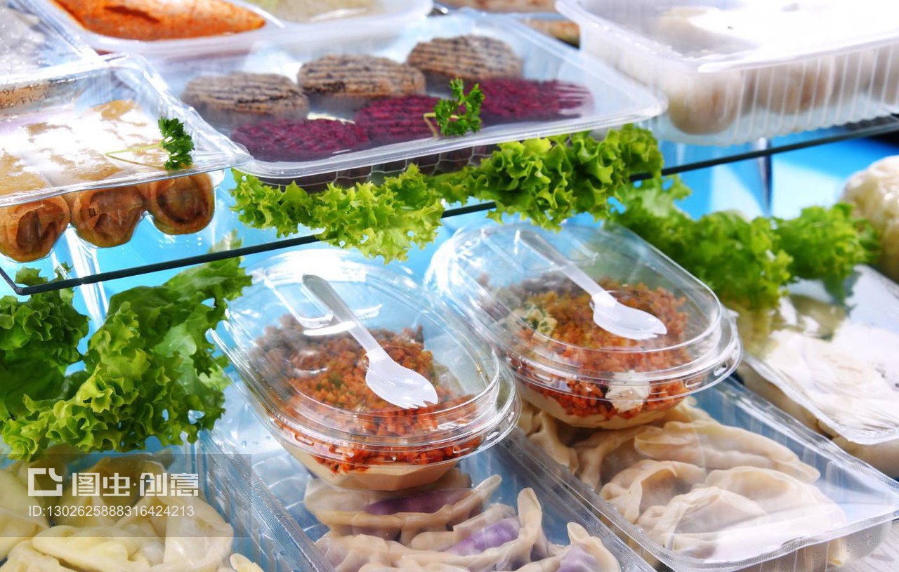塑料盒中的预包装食品 便利背后的安全与选择